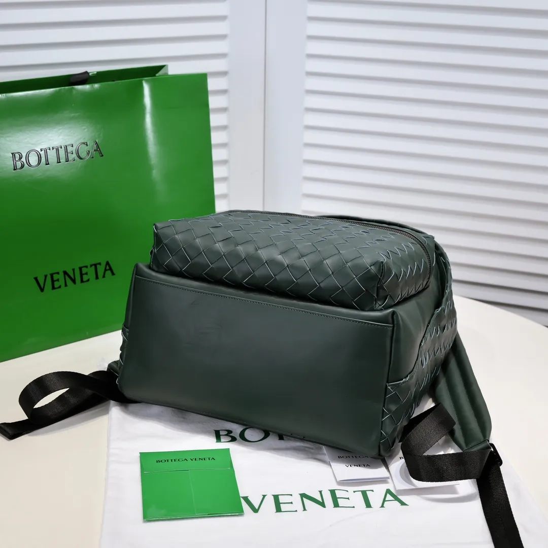 New 👇BV Baodiejia's new woven backpack is a must-have item for travel, and the backpack is definitely the first choice for popularity. As the iconic classic element of the brand, it is well integrated into larger backpacks. It uses woven strips with a width of 1.5 to make the whole more coordinated. Fashion and recognition are well balanced. No logo, low-key and generous. Italian calfskin + canvas lining. High functionality, size: width 32*43cm